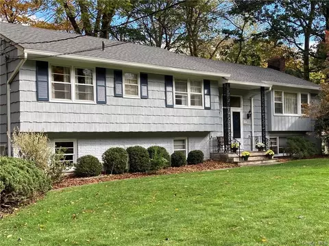 11 Suzanne Ln, Mount Pleasant, NY 10570