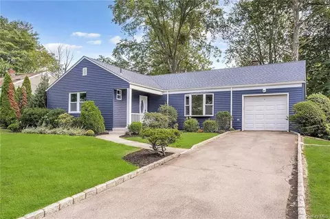 87 Daisy Farms Dr, New Rochelle, NY 10804