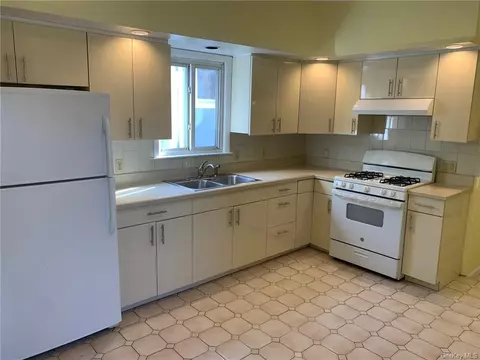 23 Dixon St, Greenburgh, NY 10591