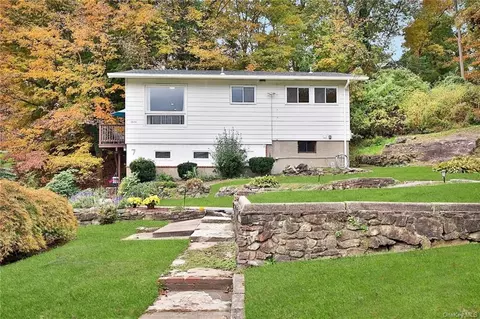 7 Clovebrook Rd, Mount Pleasant, NY 10595