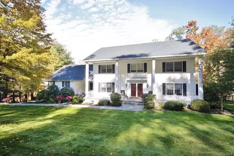 10 Shoshone Dr, Lewisboro, NY 10536