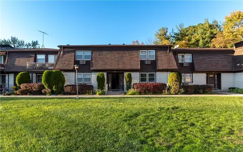 5 Church Ln #M, Clarkstown, NY 10989