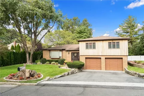 55 Pondview Ln, New Rochelle, NY 10804