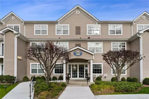 300 Woodcrest Ln #326, Mount Kisco, NY 10549