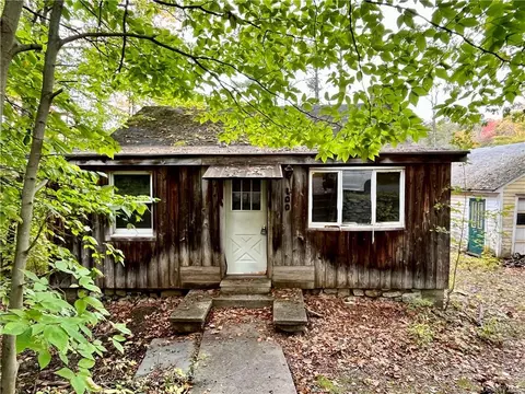 100 Lake Shr, Shawangunk, NY 12566
