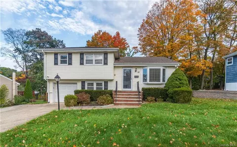 22 Maplewood Blvd, Ramapo, NY 10901