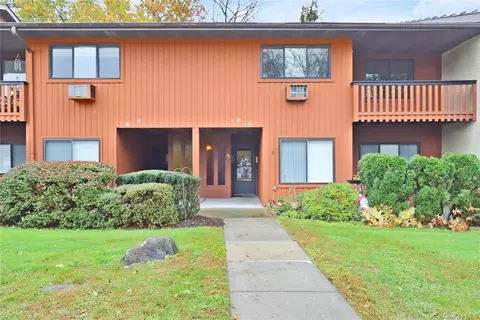 95 Coachlight Sq, Cortlandt, NY 10548