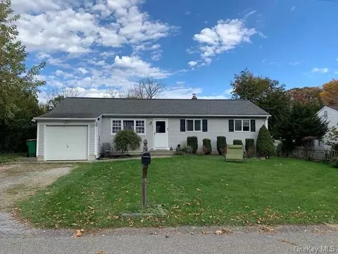 8 Tuscarora Dr, Wappinger, NY 12590