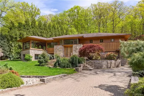 77 Holly Pl, Briarcliff Manor, NY 10510