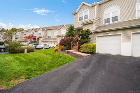 609 Crab Apple Ln, New Windsor, NY 12553