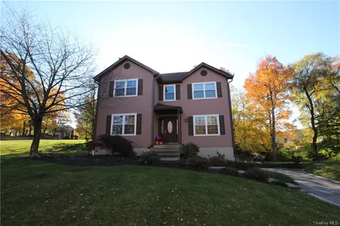 1 Lincoln Ct, Woodbury Town, NY 10930