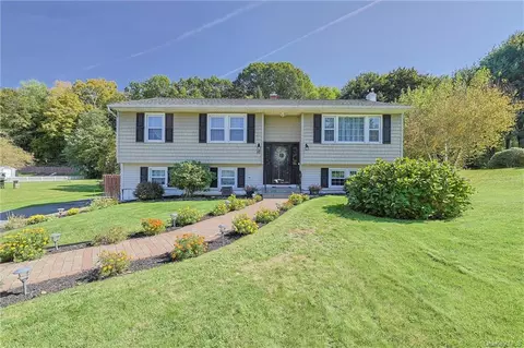 10 Pippin Ln, Wappinger, NY 12590