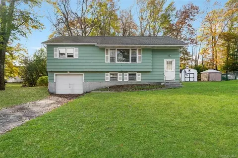 21 Stirrup Dr, Newburgh, NY 12550
