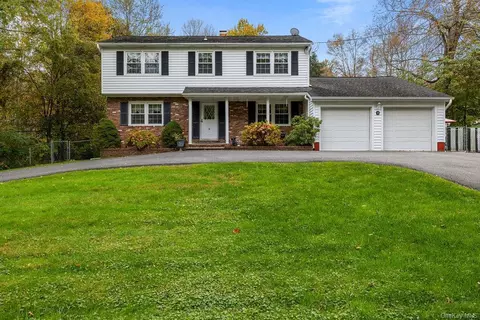 14 Cindy Ln, Woodbury Town, NY 10930