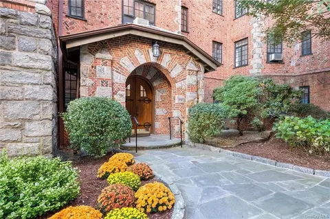 45 W Pondfield Rd #LL4, Bronxville, NY 10708