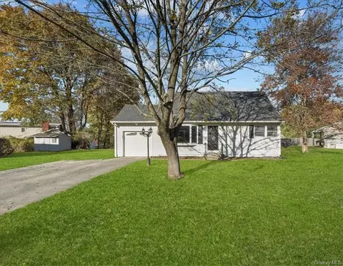 25 Sheraton Dr, Poughkeepsie, NY 12601