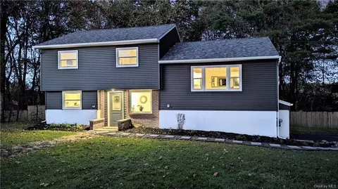 1 Cardinal Dr, Poughkeepsie, NY 12601