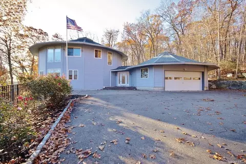 57 Indian Lake Rd, Putnam Valley, NY 10579