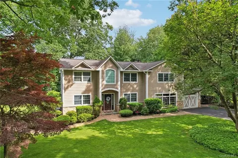 98 Sparrow Ln, Orangetown, NY 10965