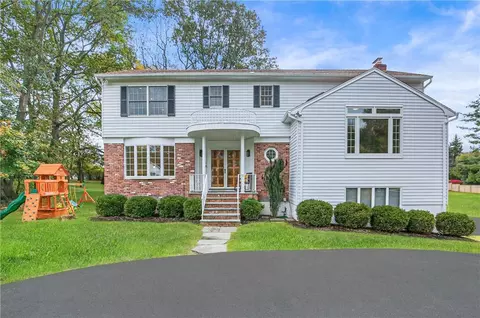 2 Gate House Ln, Mamaroneck, NY 10543