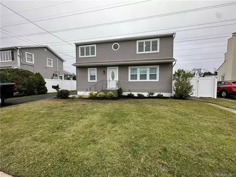 3653 Mallard Rd, Levittown, NY 11756