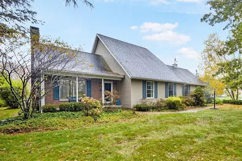 35 Red Fox Ln, Salt Point, NY 12578