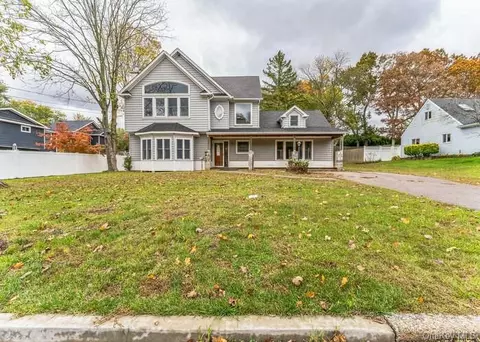 69 Westcliff Dr, Mount Sinai, NY 11766