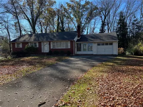 3 Victor Ln, Poughkeepsie, NY 12601