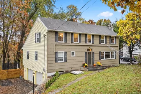 22 Stuart Rd, Mahopac, NY 10541
