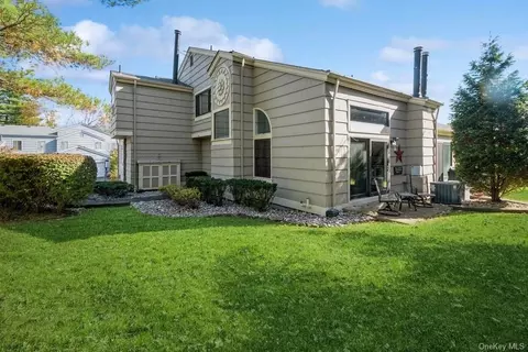 96 Branchwood Ln, Clarkstown, NY 10954