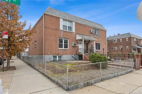 20-01 21st St, Astoria, NY 11105