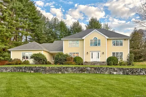 2 Sunset Dr, New Castle, NY 10514