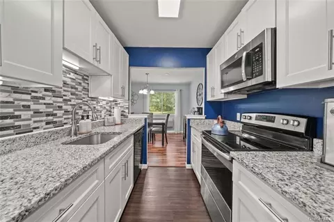 15 Club House Dr #2B, Fishkill, NY 12524