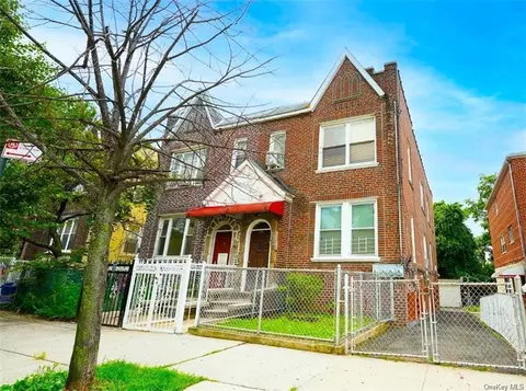 922 E 211th St, Bronx, NY 10469