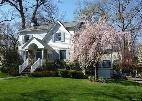 2 Dawes Pl, Larchmont, NY 10538