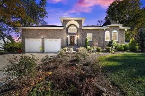 13 Spruce Ln, Clarkstown, NY 10994