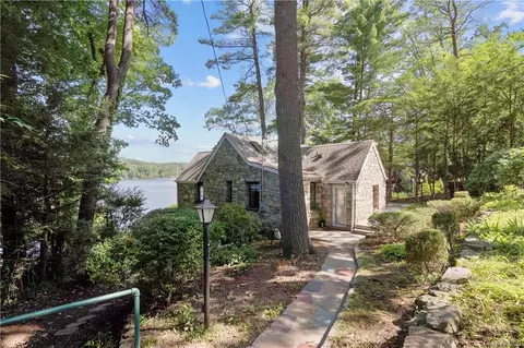 193 Lake Dr, Putnam Valley, NY 10537