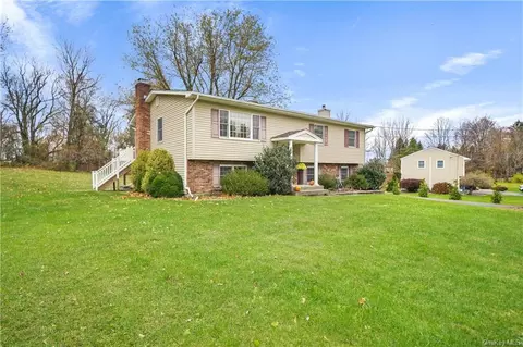 4 Overhill Ln, Warwick, NY 10990