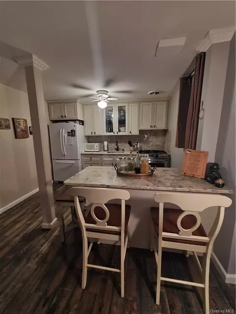 2 Wyndover Woods Ln #24, White Plains, NY 10603