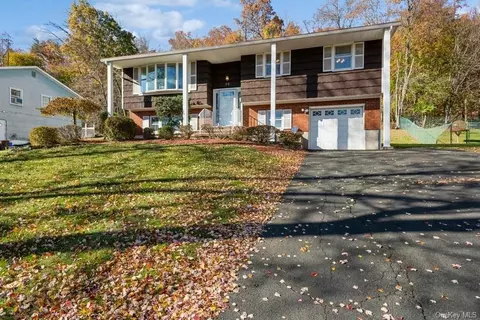 52 S Lilburn Dr, Thiells, NY 10984