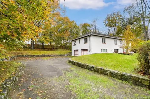 88 Lake Dr, Putnam Valley, NY 10537