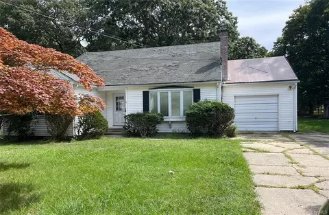 127 Belleview Ave, Center Moriches, NY 11934
