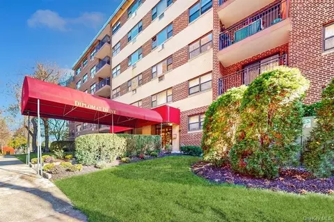 100 Diplomat Dr #3M, Mount Kisco, NY 10549