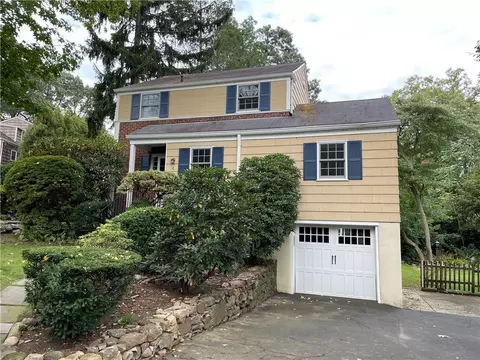 4 Cottage Cir, Larchmont, NY 10538