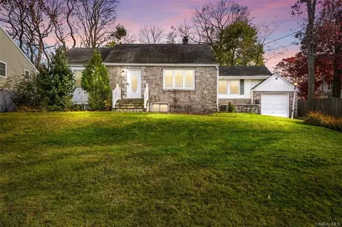 12 Willow Dr, Ramapo, NY 10901