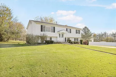 12 Acorn Ave, Wallkill, NY 10941