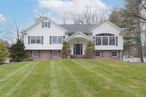 1 Boecher Ct, Clarkstown, NY 10956