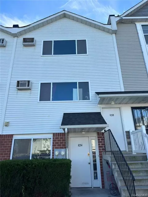 105 Horizon Ct, Bronx, NY 10473