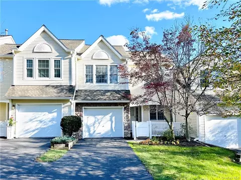 83 Spruce Ridge Dr, Fishkill, NY 12524