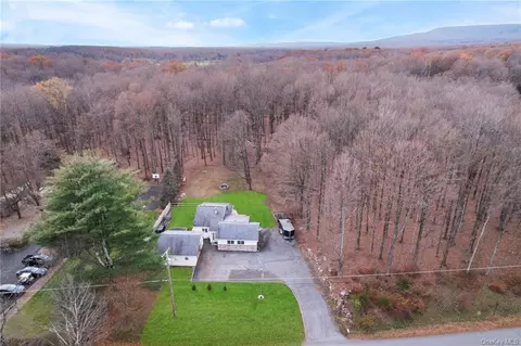 91 Lake Rd, Wallkill, NY 12589